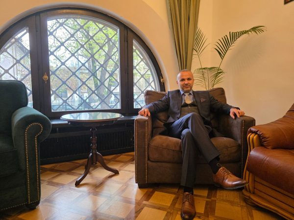 Eduard Petrescu, expert în vizibilitate outdoor, explică cum serviciul de steaguri direcționale EKO Group transformă locația fizică în reper urban